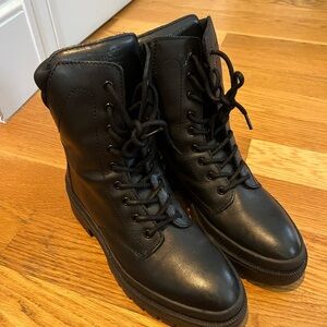 Black boots laces and zipper